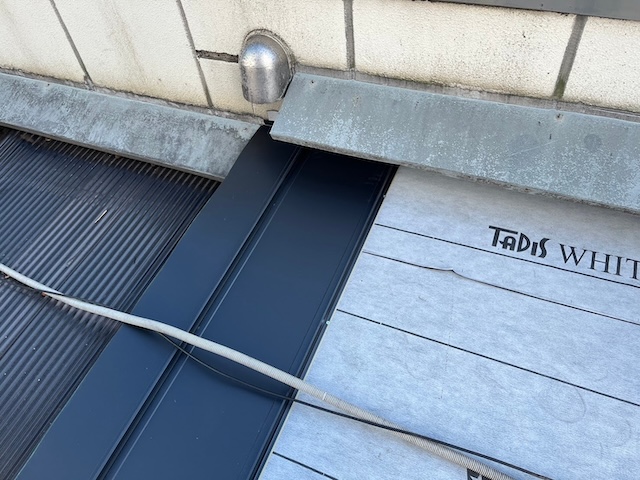 新規屋根材を設置